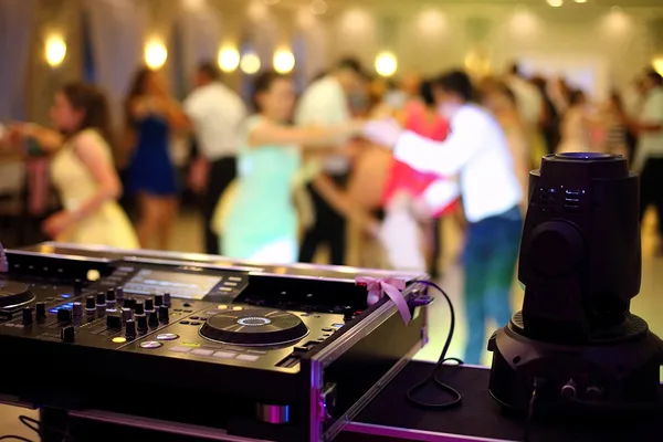 DJ draait op een bruiloft met volle dansvloer